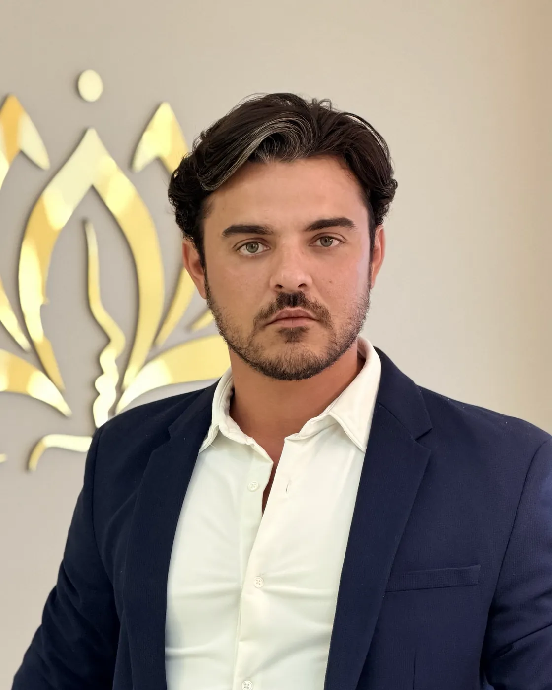 Dr. Luckas Vasconcelos, diretor clínico da Malune, diante do lótus dourado da clínica
