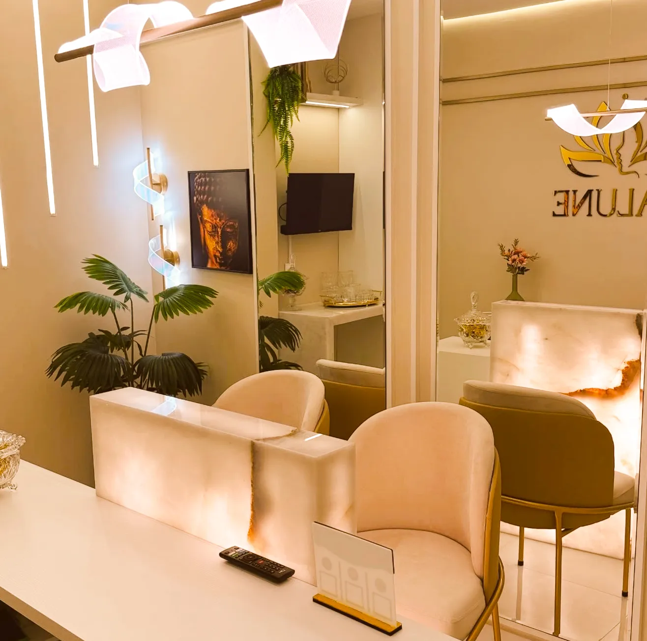 Sala de espera com balcão de ônix iluminado